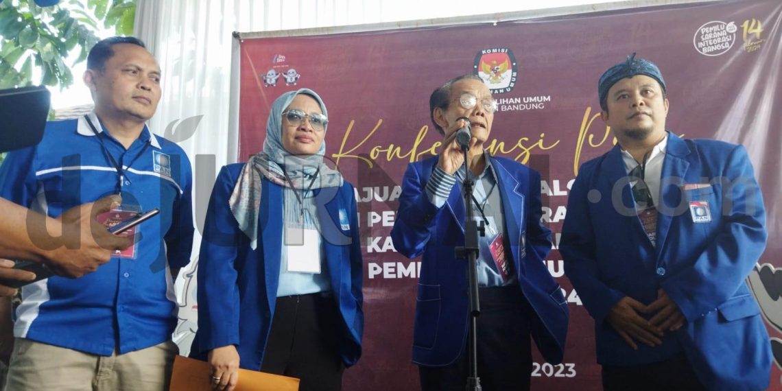 Ketua KPPD PAN Kabupaten Bandung Kasjvul Anwar (ke 3 dari kiri) didampingi Ketua DPD PAN Kabupaten Bandung Thoriqoh Nasrulah Fitriyah (kedua), dan anggota DPRD / Bacaleg Edi Tardiana (paling kiri) serta Eep Jamaludin (paling kanan). (Sopandi/dejurnal.com).