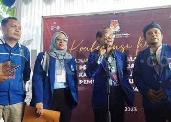 Ketua KPPD PAN Kabupaten Bandung Kasjvul Anwar (ke 3 dari kiri) didampingi Ketua DPD PAN Kabupaten Bandung Thoriqoh Nasrulah Fitriyah (kedua), dan anggota DPRD / Bacaleg Edi Tardiana (paling kiri) serta Eep Jamaludin (paling kanan). (Sopandi/dejurnal.com).