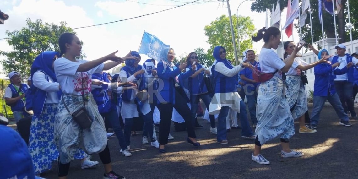 Ketua DPD PAN Kabupaten Bandung Ikut Menari Bareng Pendukung Saat Serahkan Berkas Bacaleg