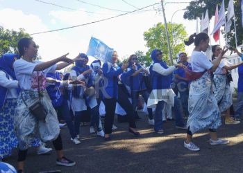 Ketua DPD PAN Kabupaten Bandung Ikut Menari Bareng Pendukung Saat Serahkan Berkas Bacaleg