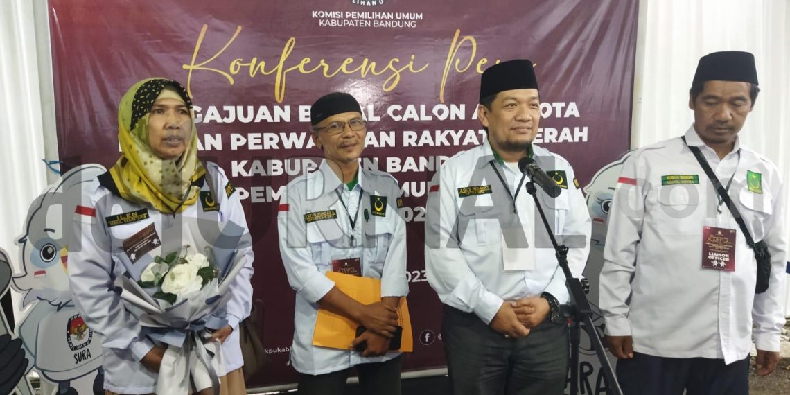 Ketua PBB Agus Hidayat ( ke 3 dari kanan seusai menyerahlan berkas bacaleg ke KPU Kabupaten Bandung. (Sopandi/dejurnal. com).