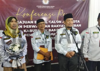 Ketua PBB Agus Hidayat ( ke 3 dari kanan seusai menyerahlan berkas bacaleg ke KPU Kabupaten Bandung. (Sopandi/dejurnal. com).