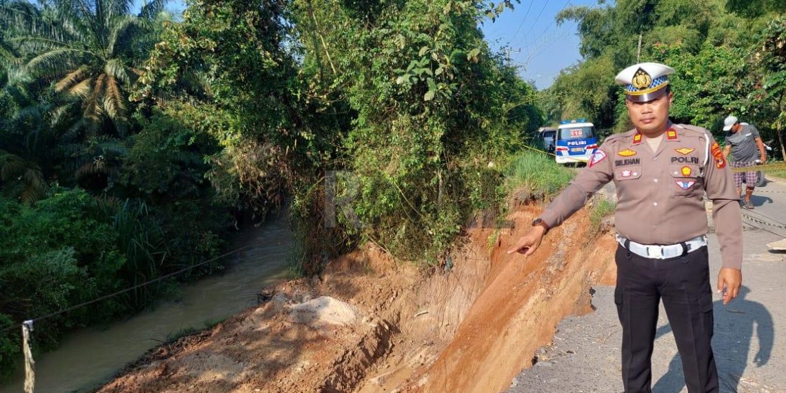 Satlantas Polres Lampung Tengah Tinjau Jembatan Way Komering Alami Amblas