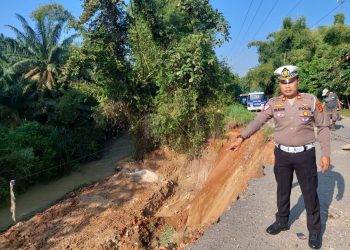 Satlantas Polres Lampung Tengah Tinjau Jembatan Way Komering Alami Amblas