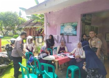 Polisi Monitoring PIN Polio Dosis 2 di Desa Kertahayu