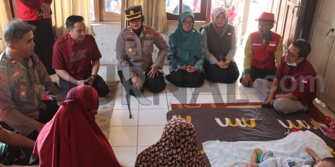 Kapolres Subang Jenguk Balita Pengidap Tumor