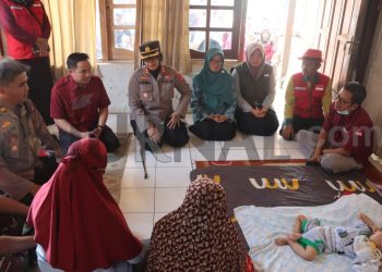 Kapolres Subang Jenguk Balita Pengidap Tumor