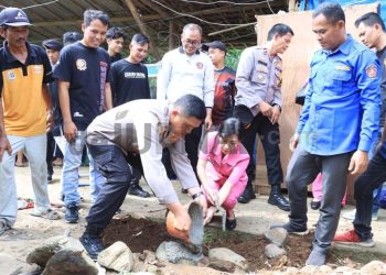 Suasana Haru Saat Keluarga Penjual Gorengan Dapat Bantuan Rutilahu Dari Kapolres