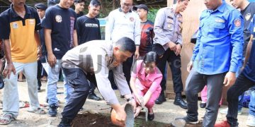 Suasana Haru Saat Keluarga Penjual Gorengan Dapat Bantuan Rutilahu Dari Kapolres