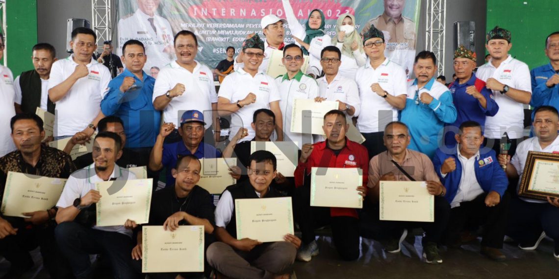 Hadir Ditengah Ribuan Buruh Pada Puncak May Day, Bupati Bandung Sampaikan Ini