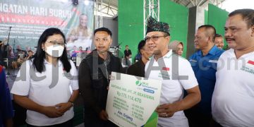 Budi Senang Dapat Umrah dari Bupati Bandung di Puncak Peringatan May Day