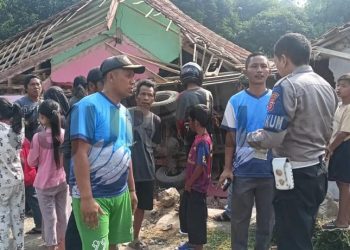 Polisi Gelar Olah TKP Laka Lantas Sebuah Truk Menabrak Bangunan Rumah