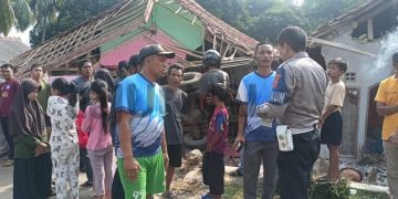 Polisi Gelar Olah TKP Laka Lantas Sebuah Truk Menabrak Bangunan Rumah