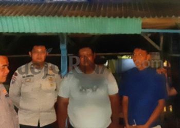 Polisi Sambangi Pos Kamling untuk mencegah terjadinya Kejahatan di Tengah Masyarakat