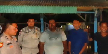 Polisi Sambangi Pos Kamling untuk mencegah terjadinya Kejahatan di Tengah Masyarakat