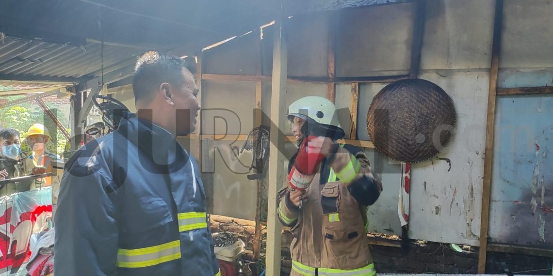 Akibat TV Meledak Sebuah Gudang di Wanaraja Kebakaran, Dua Unit Damkar Padamkan Api