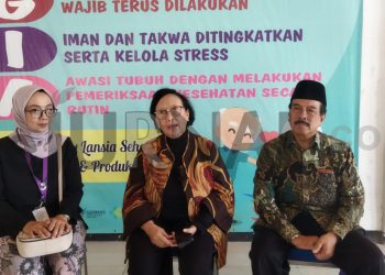 Prof.Dr.Tri Budi W Rahardjo, pengelola sekolah lansia Jawa Barat, Guru Besar Gerontologi (tengah) didampingi Direktur Sekolah Lansia Dr. Susiana (palimg kiri) dan Ketua Lembaga Lanjut Usia (LLI) Kabupaten Bandung Bambang Budiharjo (paling kanan). (Sopandi/ dejurnal.com).