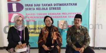 Prof.Dr.Tri Budi W Rahardjo, pengelola sekolah lansia Jawa Barat, Guru Besar Gerontologi (tengah) didampingi Direktur Sekolah Lansia Dr. Susiana (palimg kiri) dan Ketua Lembaga Lanjut Usia (LLI) Kabupaten Bandung Bambang Budiharjo (paling kanan). (Sopandi/ dejurnal.com).