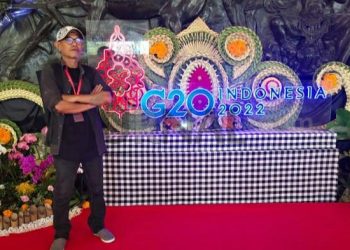 Perupa sketsa wajah asal Garut, Destra Yana saat berada di acara G20 Bali. (Foto : Istimewa)