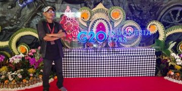Perupa sketsa wajah asal Garut, Destra Yana saat berada di acara G20 Bali. (Foto : Istimewa)