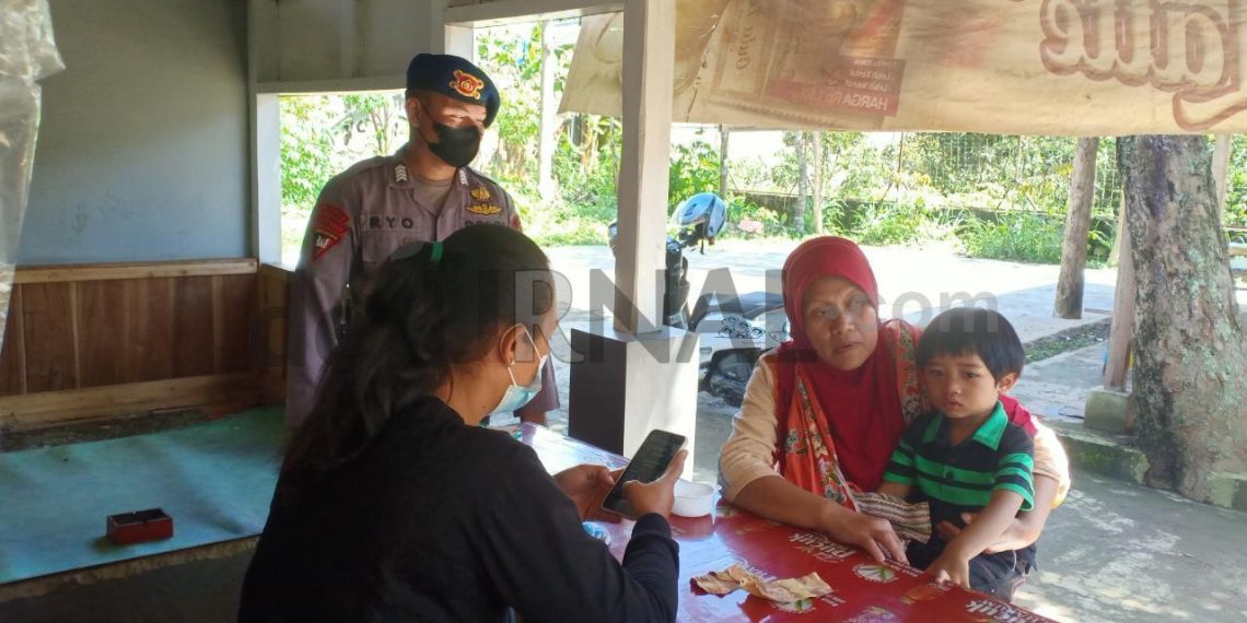 Sat Brimob Polda Jabar Laksanakan Patroli Keamanan Jalan Kaki Untuk Keamanan Masyarakat