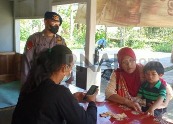 Sat Brimob Polda Jabar Laksanakan Patroli Keamanan Jalan Kaki Untuk Keamanan Masyarakat