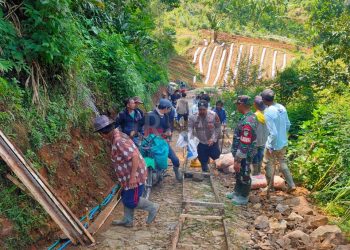 Sinergitas TNI – POLRI Laksanakan Kerjabakti Cor Jalan