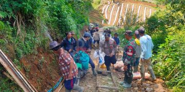 Sinergitas TNI – POLRI Laksanakan Kerjabakti Cor Jalan