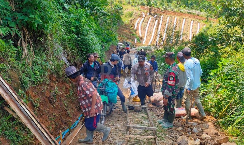 Sinergitas TNI – POLRI Laksanakan Kerjabakti Cor Jalan