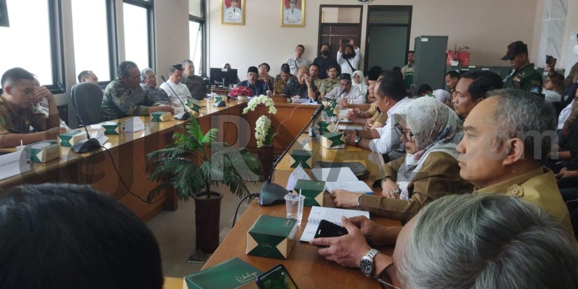 Ratusan Pedagang Pasar Banjaran Gerudug DPRD, Ngadu Minta Revitalisasi Dihentikan