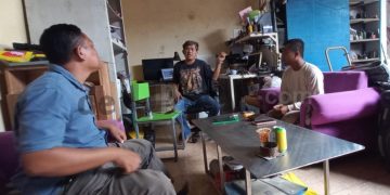 Polisi Bantu Bersihkan Rumah Sang Dokter Yang Viral Dimedia Sosial