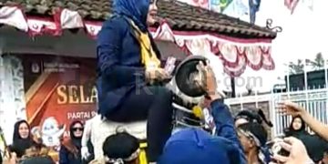 Aksi Sawer Bacaleg dan Ketua Partai Nasdem Garut di Halaman KPU, Ini Komentar Ketua KPUD