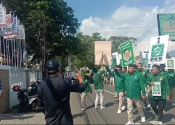 Dengan Berjalan Kaki Teriakan Gus Muhaimin Presiden 2024, PKB Kabupaten Garut Daftarkan Bacaleg ke KPU