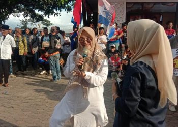 Dila Nurul Padila, bacaleg Partai Gerindra saat berada di halaman Kantor KPU Garut, Sabtu (13/5/2023)