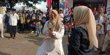 Dila Nurul Padila, bacaleg Partai Gerindra saat berada di halaman Kantor KPU Garut, Sabtu (13/5/2023)