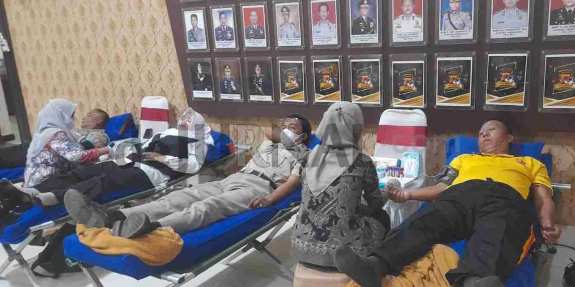 Anggota Polsek Utbar Ikuti Donor Darah yang Digelar Polres Cirebon Kota