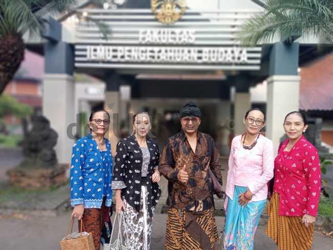 Ketua DKKG, Kang Jiwan (tengah) berfoto dengan pakaian adat bersama peserta Sedekah Hutan di Kampus UI, Jakarta, Sabtu (3/6/2023).