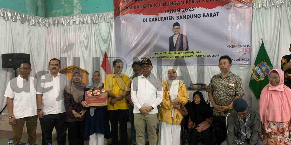 Kemensos bersama Komisi VIII DPR RI Salurkan Bantuan ATENSI Kepada 100 PPKS di Kabupaten Bandung Barat