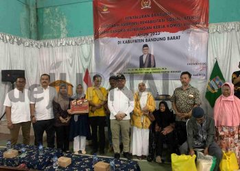 Kemensos bersama Komisi VIII DPR RI Salurkan Bantuan ATENSI Kepada 100 PPKS di Kabupaten Bandung Barat