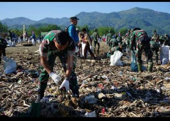 Hari Lingkungan Hidup Sedunia : Ribuan Masyarakat Bersama Pemkab Sukabumi Aksi Bersih-Bersih Pantai Talanca Loji