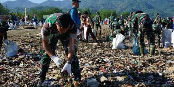 Hari Lingkungan Hidup Sedunia : Ribuan Masyarakat Bersama Pemkab Sukabumi Aksi Bersih-Bersih Pantai Talanca Loji