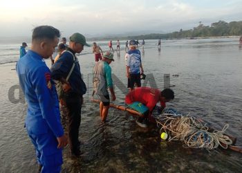 Kapal Nelayan Tergulung Ombak, Sat Polairud Polda Jabar Bantu Evakuasi