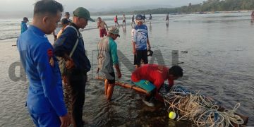 Kapal Nelayan Tergulung Ombak, Sat Polairud Polda Jabar Bantu Evakuasi