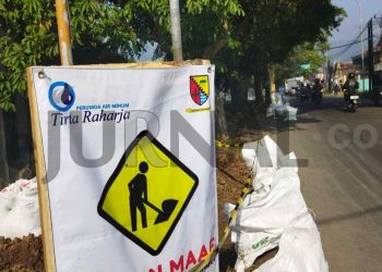 Tambah Sambungan Baru Perumda Air Minum Tirta Raharja Lakukan Pemasangan Pipa