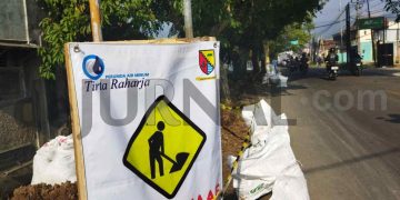 Tambah Sambungan Baru Perumda Air Minum Tirta Raharja Lakukan Pemasangan Pipa