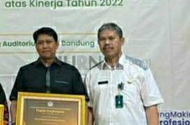 Bapenda Dapat Piagam Penghargaan dari KPKN Sebagai Mitra Kerja Kebijakan Layanan BPHTB Online