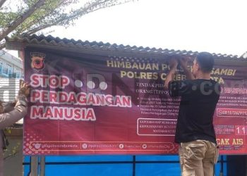 Upaya Hindari TPPO, Bhabin Karyamulya Polsek Kesambi Pasang Spanduk Himbauan