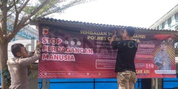 Upaya Hindari TPPO, Bhabin Karyamulya Polsek Kesambi Pasang Spanduk Himbauan