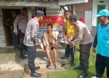 Polisi Gelar Baksos, Beri Bantuan Pada Lansia di Seputih Surabaya