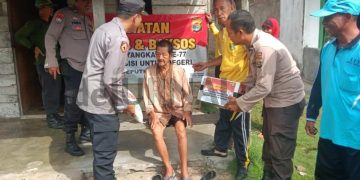 Polisi Gelar Baksos, Beri Bantuan Pada Lansia di Seputih Surabaya